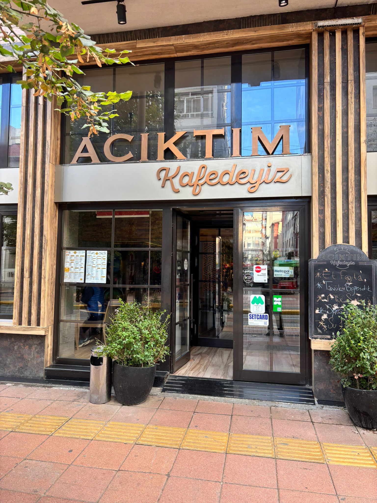 ACIKTIM KAFEDEYİZ